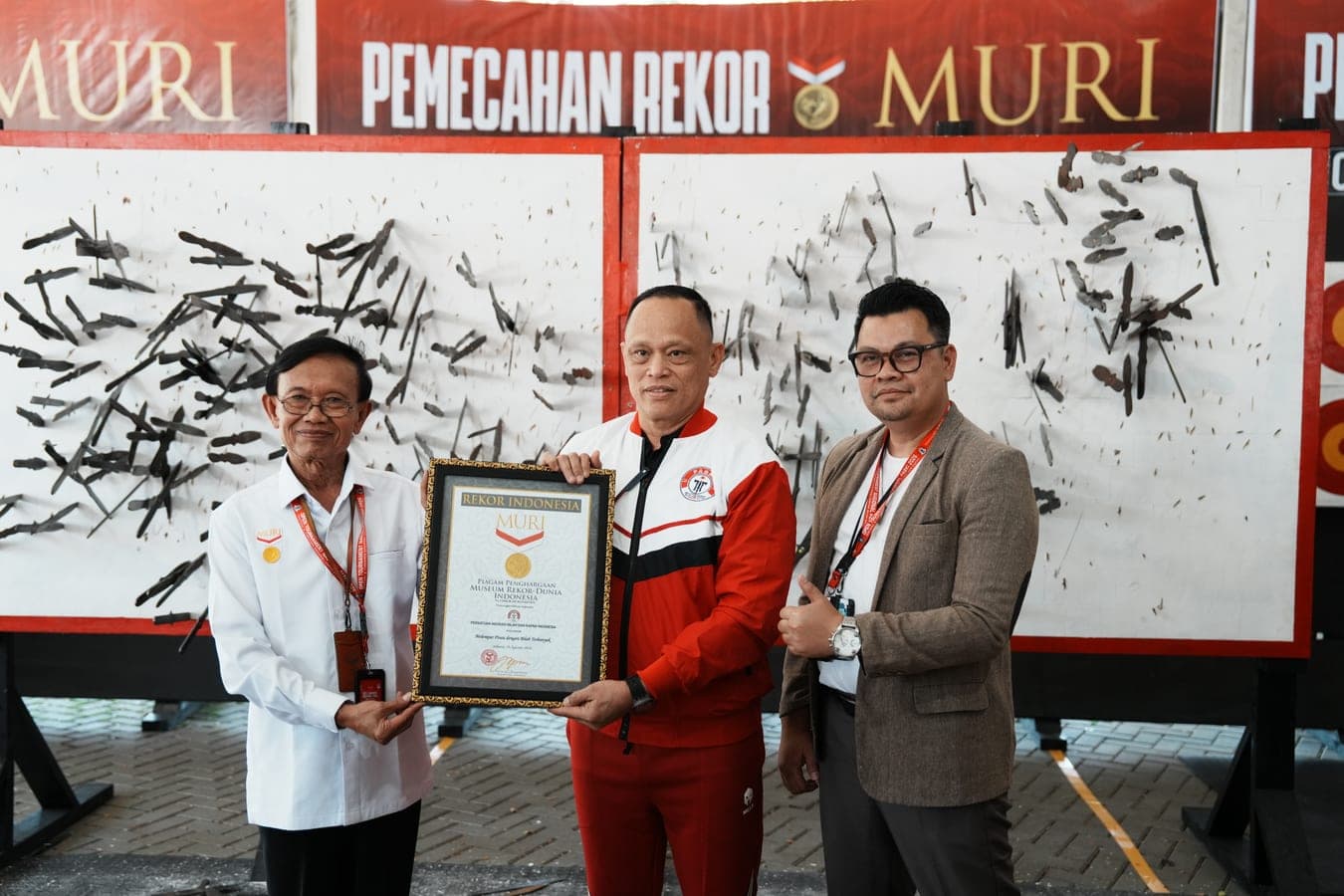 Pecahkan Rekor MURI, PABKI Tancapkan 600 Pisau Serentak ke Papan Target di Bandung